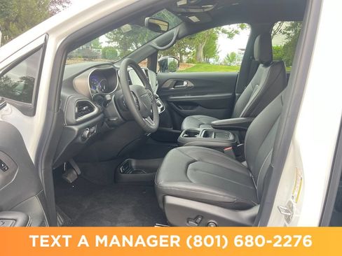 New 2027 Chrysler Pacifica Select AWD/4WD image 9