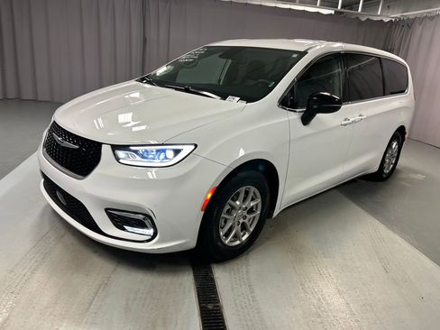 Used 2024 Chrysler Pacifica Touring-L image 3