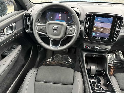 Certified 2025 Volvo XC40 B5 Plus AWD/4WD image 18