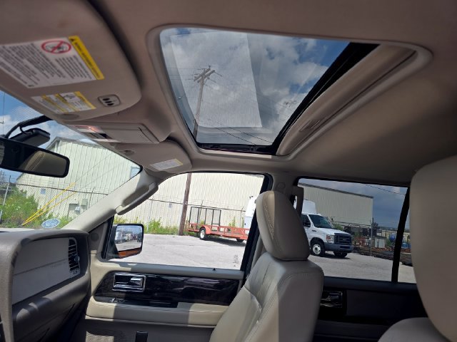 Used 2017 Lincoln Navigator Select AWD/4WD image 12