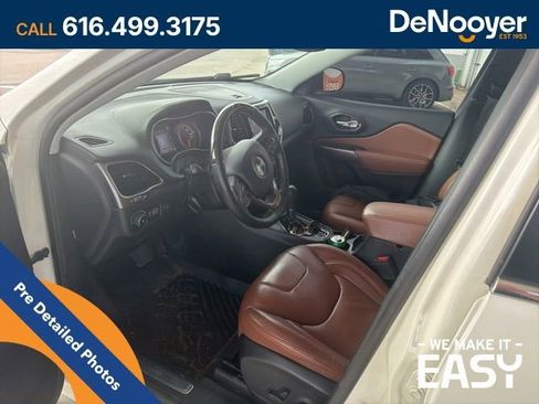 Used 2019 Jeep Cherokee Overland w/ Technology Group AWD/4WD image 14