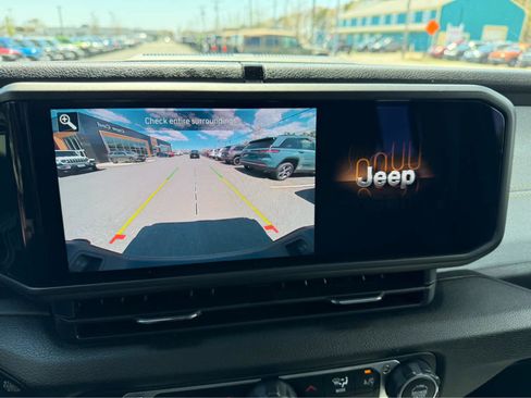 Used 2025 Jeep Gladiator Sport AWD/4WD image 18
