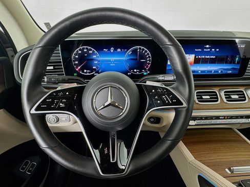 Used 2025 Mercedes-Benz GLE 450e 4MATIC image 11