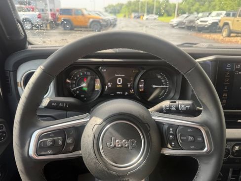 Used 2025 Jeep Wrangler Unlimited Sahara AWD/4WD image 25