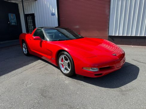 Used 2004 Chevrolet Corvette Coupe RWD image 2