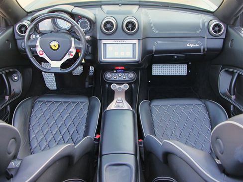Used 2014 Ferrari California image 31