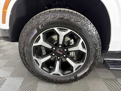 Used 2025 GMC Yukon XL AT4 w/ AT4 Premium Plus Package image 9