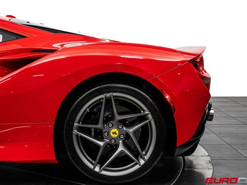 Used 2022 Ferrari F8 Tributo RWD image 17