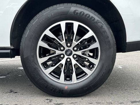 Used 2025 Ford Expedition Platinum AWD/4WD image 17