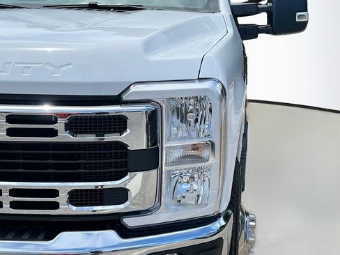 Used 2025 Ford F350 XLT AWD/4WD image 11