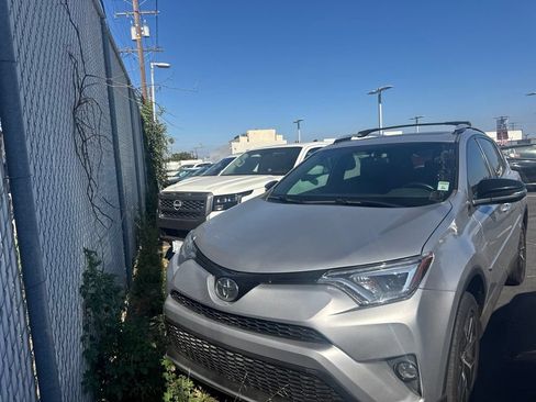 Used 2016 Toyota RAV4 SE FWD image 1