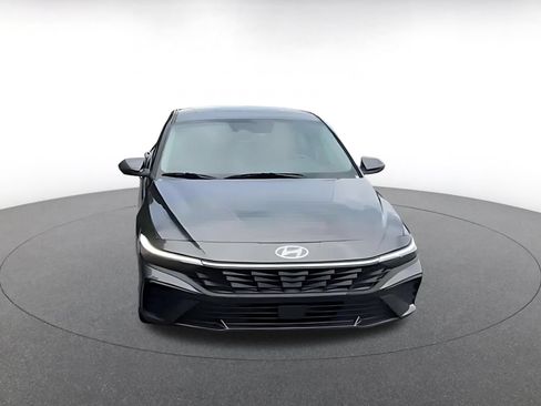 Used 2025 Hyundai Elantra Limited FWD image 4