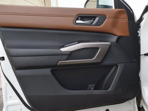 Used 2024 Nissan Pathfinder Platinum image 30