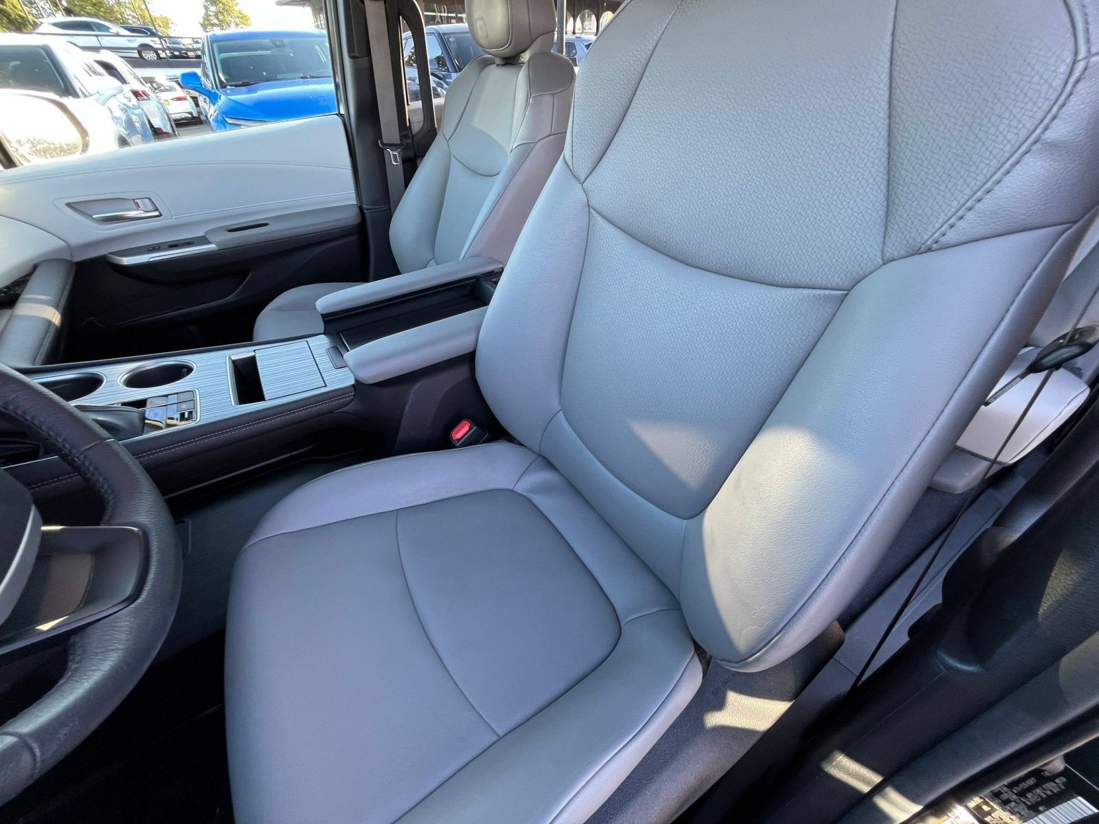 Used 2025 Toyota Sienna XLE FWD image 38