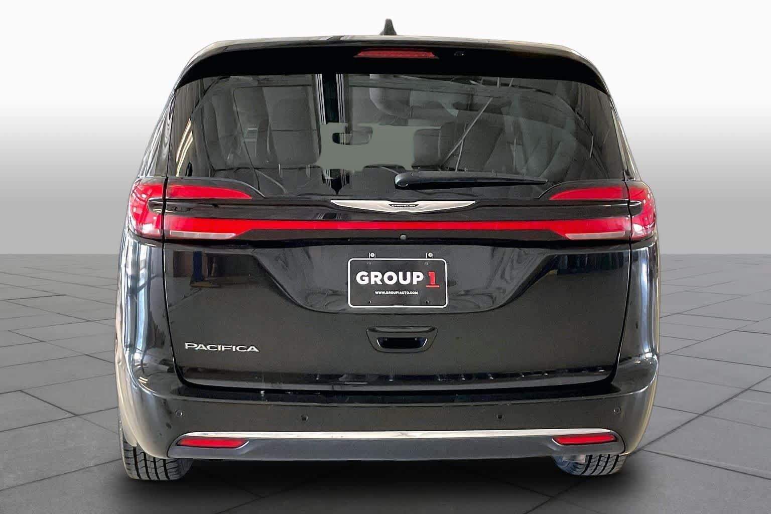 Used 2024 Chrysler Pacifica Touring-L FWD image 4