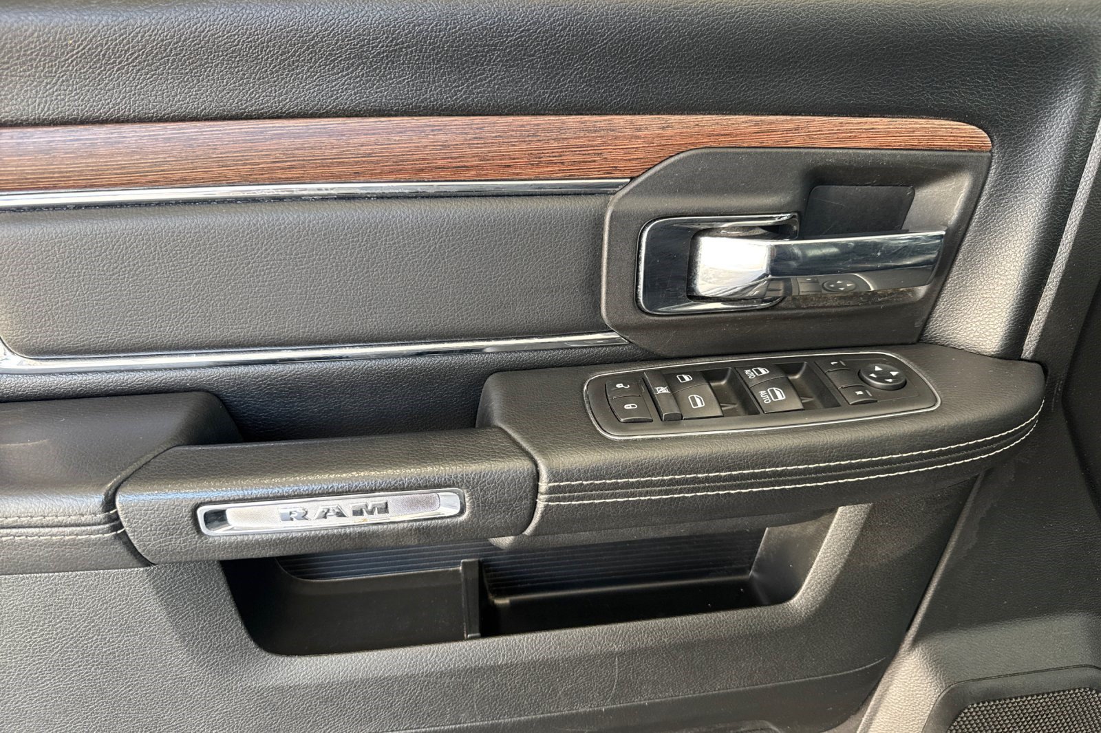 Used 2019 RAM 1500 Laramie AWD/4WD image 12
