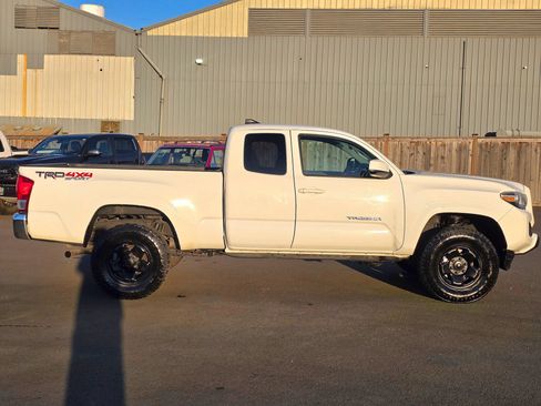 Used 2016 Toyota Tacoma SR5 AWD/4WD image 8