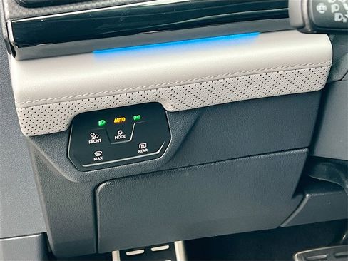 Used 2024 Volkswagen Atlas Peak Edition SE image 10