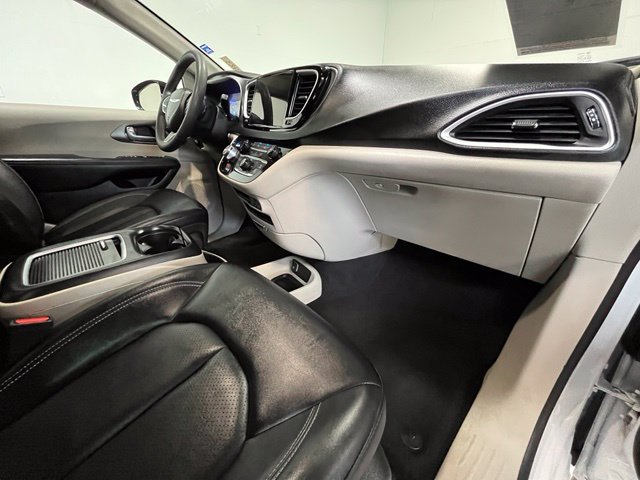 Used 2024 Chrysler Pacifica Touring-L FWD image 10