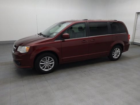 Used 2018 Dodge Grand Caravan SXT FWD image 2