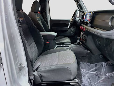 Used 2024 Jeep Gladiator Mojave w/ Technology Group AWD/4WD image 28