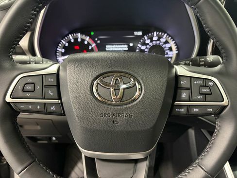 Used 2025 Toyota Highlander XLE image 37
