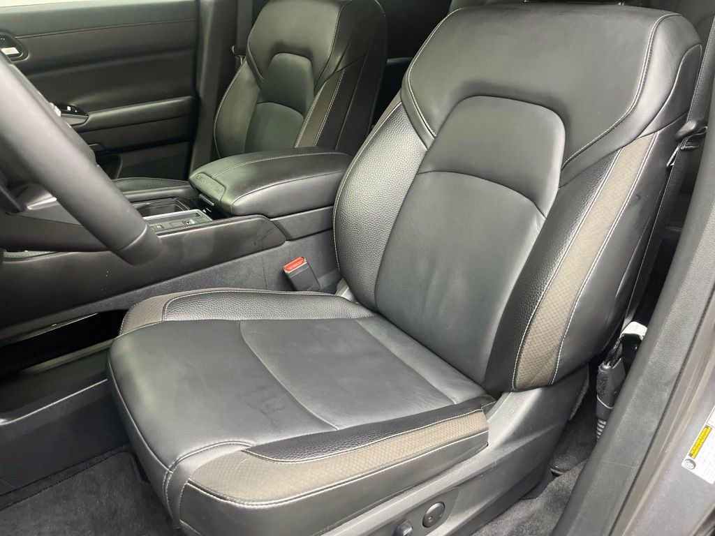 Used 2025 Nissan Pathfinder SL FWD image 19