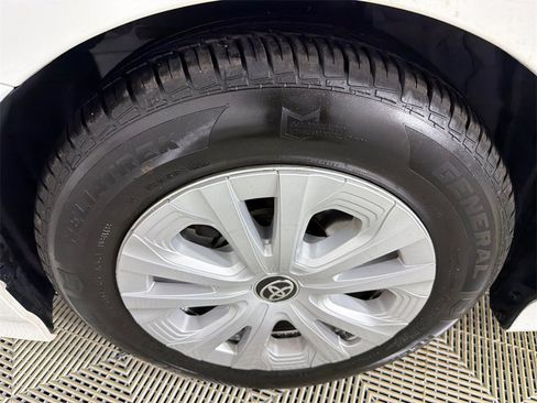 Used 2022 Toyota Prius LE image 11