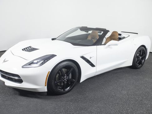 Used 2015 Chevrolet Corvette Stingray Convertible w/ 2LT Preferred Equipment Group RWD image 2