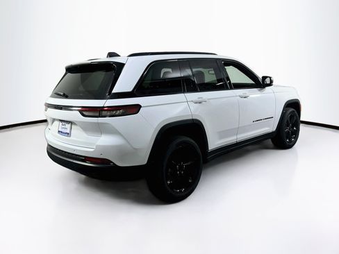 Used 2023 Jeep Grand Cherokee Altitude AWD/4WD image 5