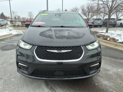 Used 2022 Chrysler Pacifica Touring-L image 2
