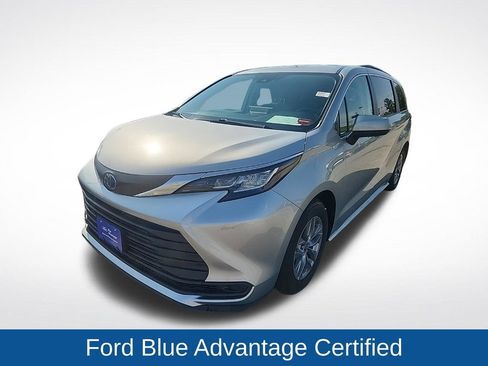 Used 2022 Toyota Sienna LE AWD/4WD image 3