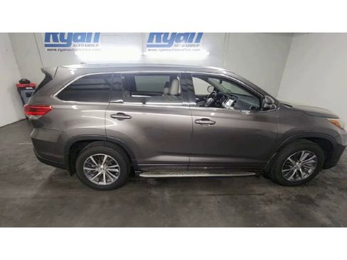 Used 2017 Toyota Highlander XLE FWD image 9