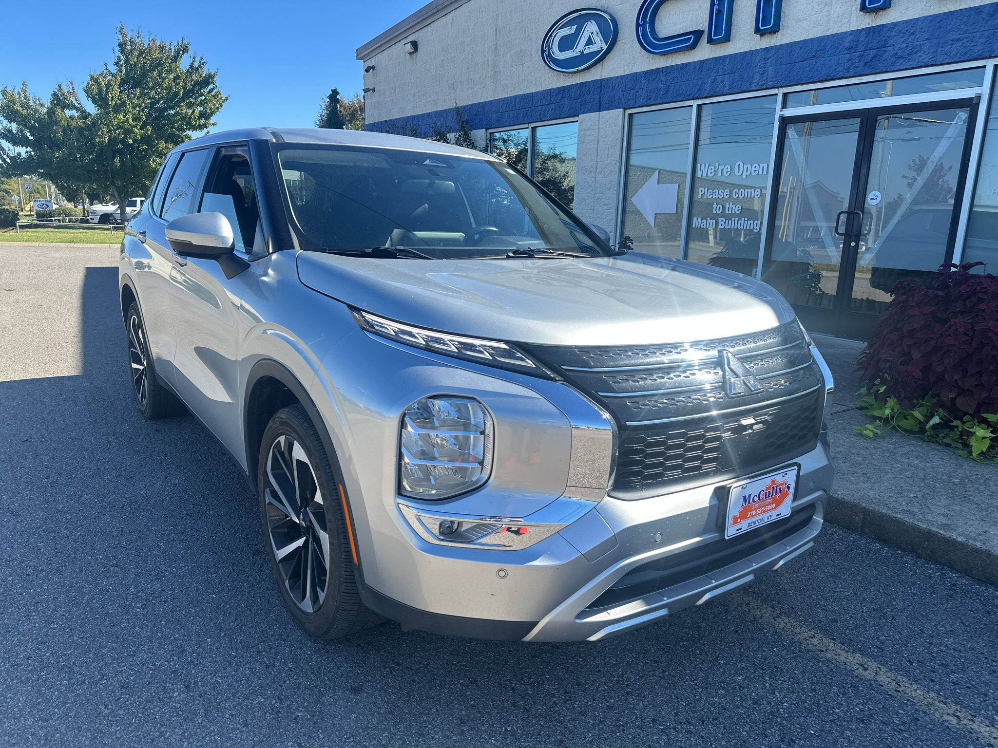 Used 2024 Mitsubishi Outlander SE FWD image 2