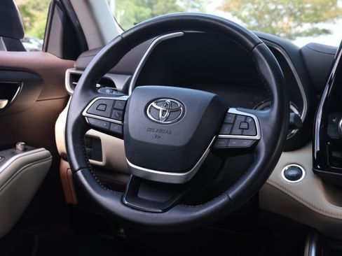 Used 2022 Toyota Highlander XLE FWD image 7