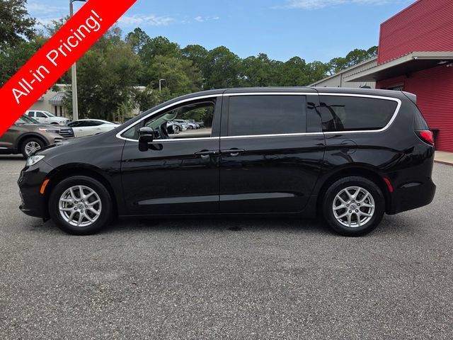 Used 2024 Chrysler Pacifica Touring-L FWD image 2