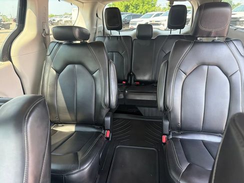 Used 2023 Chrysler Pacifica Touring-L w/ Uconnect Theater Family Group AWD/4WD image 29