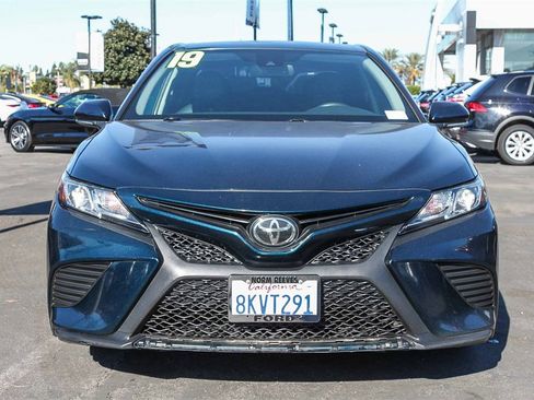 Used 2019 Toyota Camry SE image 2