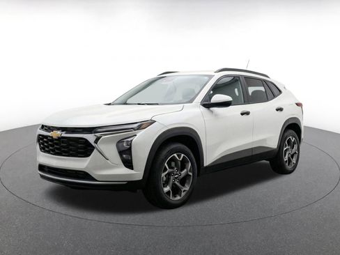 Used 2025 Chevrolet Trax LT FWD image 3