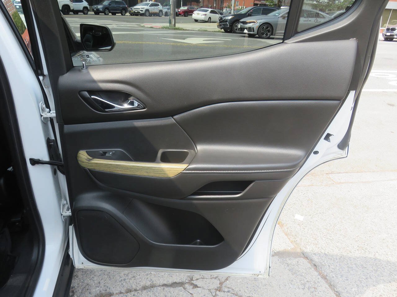 Used 2019 GMC Acadia Denali w/ Technology Package AWD/4WD image 32