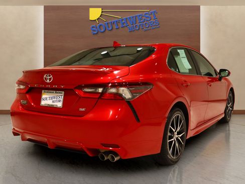 Used 2024 Toyota Camry SE image 4