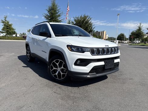 Used 2024 Jeep Compass Latitude image 2