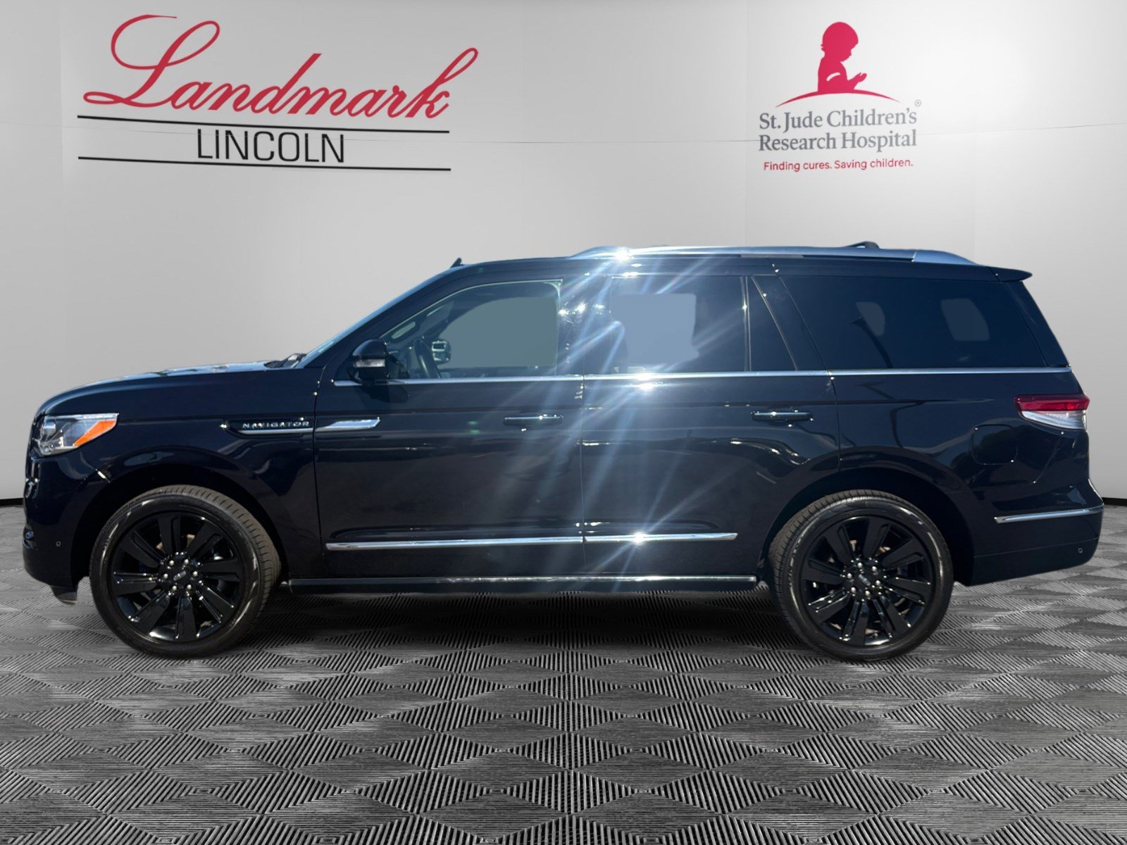 Certified 2023 Lincoln Navigator Reserve AWD/4WD image 2