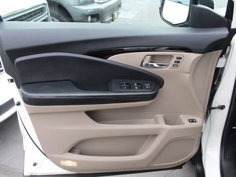 Used 2016 Honda Pilot Touring image 19