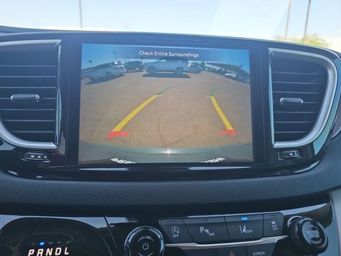 Used 2022 Chrysler Pacifica Touring-L FWD image 21