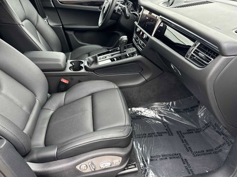 Used 2025 Porsche Macan image 17