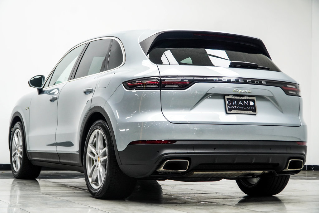 Used 2023 Porsche Cayenne w/ Premium Package AWD/4WD image 16