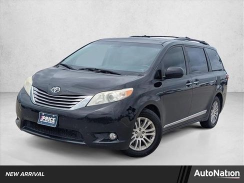 Used 2017 Toyota Sienna XLE w/ XLE Navigation Package FWD image 1