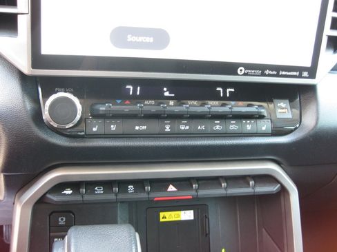 Used 2022 Toyota Tundra Limited AWD/4WD image 17