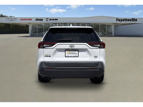 Used 2021 Toyota RAV4 XLE AWD/4WD image 4